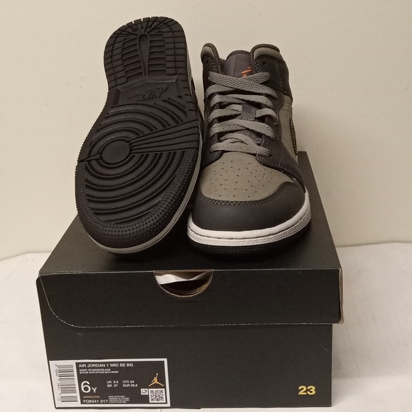 Air Jordan 1 mid SE BG - Picture 9 of 13